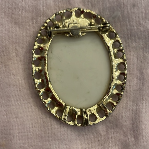 Hand painted on porcelain brooch vintage shows some wear - Picture 2 of 3